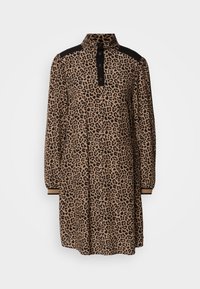 Leopardenmuster-Kleid mit kragenförmigem Ausschnitt, vierknopfiger Knopfleiste, schwarzen Schultereinsätzen und langen Ärmeln mit umschlagenen Säumen.