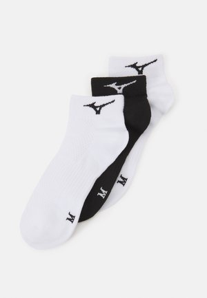 Tres pares de calcetines hasta el tobillo: uno negro y dos blancos, con un logo en el tobillo. Hechos de un tejido texturizado con un ajuste ceñido.