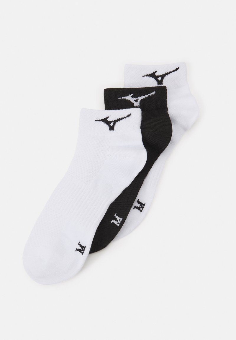 Tres pares de calcetines hasta el tobillo: uno negro y dos blancos, con un logo en el tobillo. Hechos de un tejido texturizado con un ajuste ceñido.