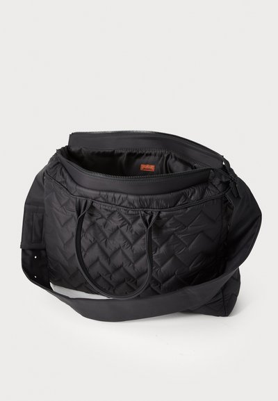 Geantă tote neagră, matlasată, cu mânere rotunde duale, închidere cu fermoar și interior spațios. Textură netedă, design minimalist și material moale.