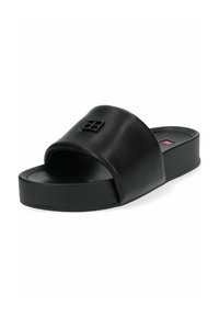 Chancleta negra con una tira ancha y lisa y un emblema elevado. Presenta una plantilla acolchada y una suela de goma gruesa para mayor comodidad y soporte.