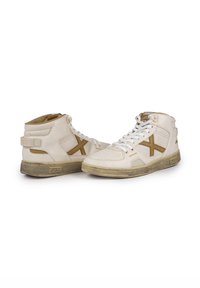 Vysoké tenisky z off-white kůže s hnědými akcenty, s tkaničkami, texturovaným mezipodešvem a logem na patě.