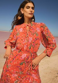 Love & Roses NOTCH NECK 3/4 SLEEVE MIDI - Marškininė suknelė - orange floral