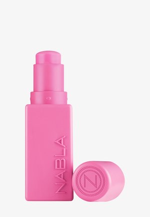 Pinkfarbener Lippenstift mit "NABLA" geprägt auf dem Etui und einem abnehmbaren Deckel mit einem runden "N" Logo oben.