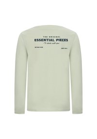 Jasnozielona koszulka z długim rękawem wykonana z miękkiego materiału. Plecy zawierają ciemny napis "THE ORIGINAL ESSENTIAL PIECES" oraz szczegóły dotyczące marki.