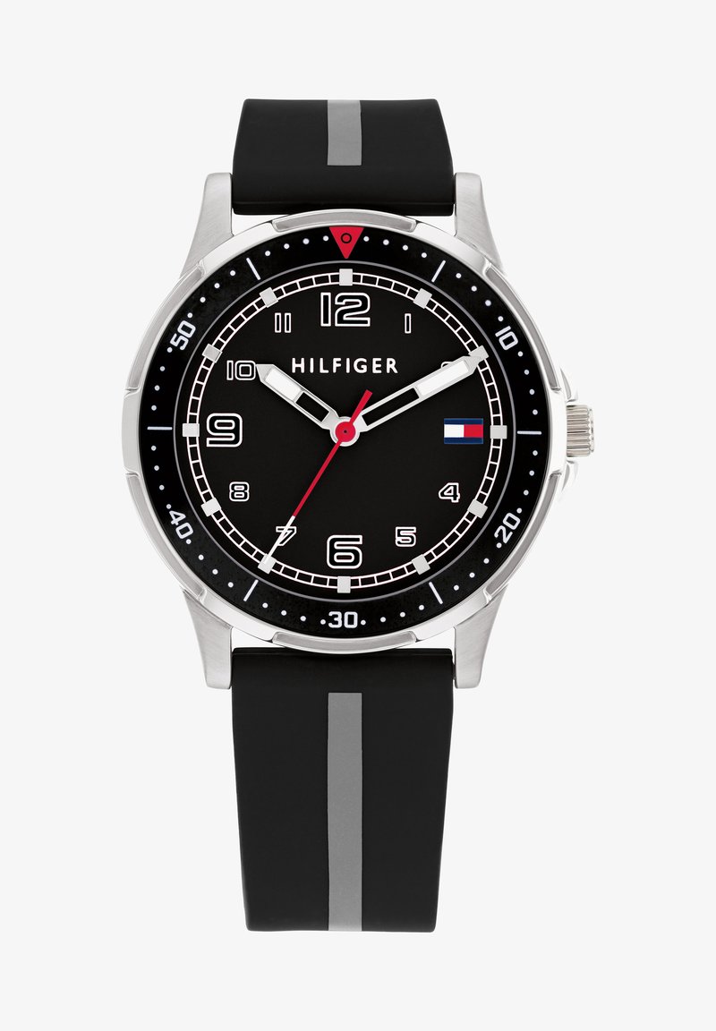 Čierne hodinky s okrúhlym kovovým puzdrom, čiernym ciferníkom, kontrastnými bielymi a červenými hodinovými značkami a silikónovým remienkom s šedým prúžkom.