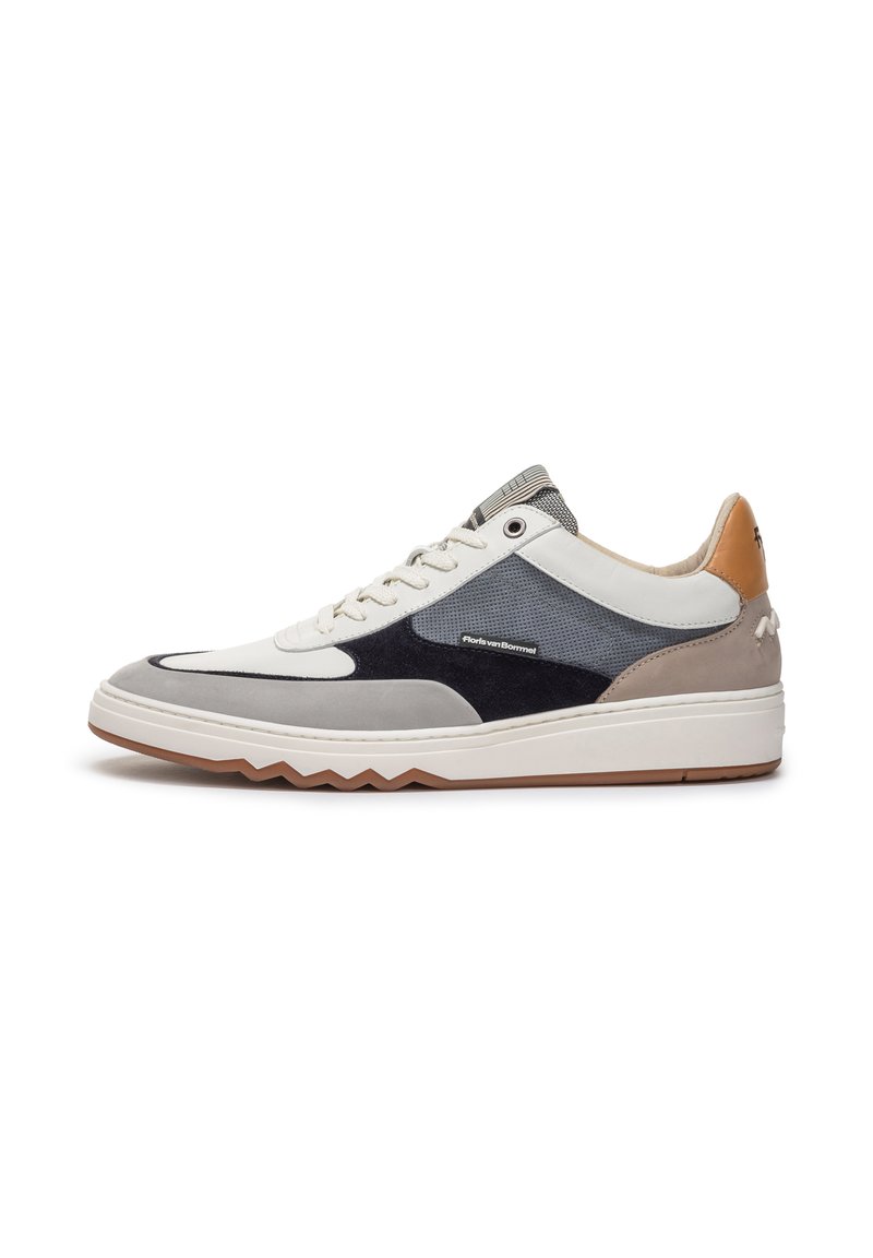 Sneaker con lacci in una combinazione di suede grigio, bianco e navy e tomaia in rete; suola bianca chunky con motivo a zigzag; dettagli in pelle sul tallone.