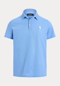 Polo azzurra a maniche corte con colletto e due bottoni, con un logo ricamato bianco di un giocatore di polo sul petto sinistro.