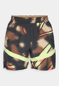Pantalones cortos negros con un patrón salpicado en marrón, naranja y verde neón. Cuentan con una cintura elástica y acentos laterales en verde neón.