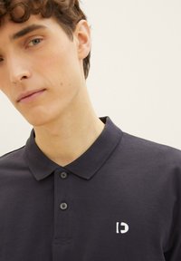 TOM TAILOR DENIM MIT LOGO - Polo - coal grey