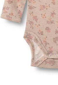 Langärmliger Baby-Body in helltaupe mit einem ganzflächigen Blumenmuster in Pink und Mauve, mit Druckknöpfen am Boden.