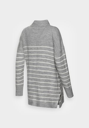 Grauer Strickpullover mit weißen horizontalen Streifen, langen Ärmeln, Rollkragen, seitlichem Schlitz und Knopfdetails auf einer Seite, von hinten gezeigt.