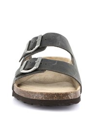 Sandal in pelle nera con due cinturini regolabili e fibbie metalliche, una soletta beige contornata e una suola in gomma marrone resistente.