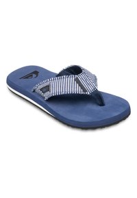 Sininen flip-flop sandaali, jossa on teksturoidun pohjan lisäksi raidallinen kangashihna. Ominaisuuksiin kuuluu kontrastivärinen valkoinen pohja ja logoprintti hihnassa.