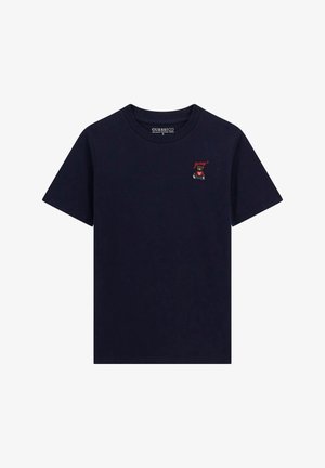 Marineblauwe katoenen t-shirt met een klein geborduurd berenafbeelding en tekst, ronde halslijn en korte mouwen.