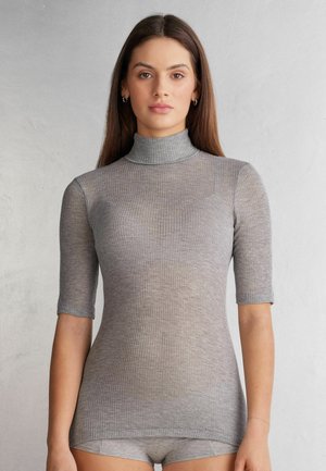 Maglietta a maniche corte in grigio chiaro con collo alto, realizzata in un tessuto morbido e elasticizzato. Presenta un design aderente e una texture sottile.