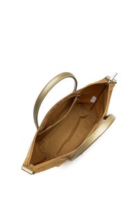 Borsa oro e beige con manici dorati testurizzati, cerniera aperta e interno spazioso che presenta più scomparti e una fodera in tessuto liscio.