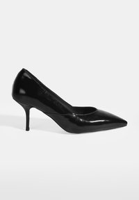 Schwarzer Lackleder-Pumps mit spitzer Spitze und schlankem Stiletto-Absatz. Glatte Textur, minimalistisches Design, keine sichtbaren Muster oder Akzente.