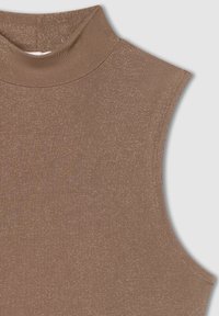 Top senza maniche marrone con colletto alto, caratterizzato da una trama a righe e una leggera lucentezza. Il materiale ha una finitura morbida, adatta per essere indossata a strati.