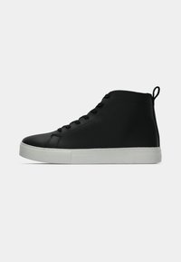 Sorte høy-top sneakers laget av glatt syntetisk materiale, med en hvit gummisåle, rund tå og flate lisser. Inkluderer en bakre løkke.