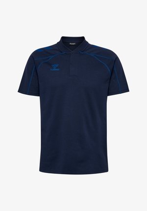 Granatowy sportowy T-shirt z krótkim rękawem, niebieskimi przeszyciami, małym kołnierzykiem oraz niebieskim logo hummel na lewej górnej części klatki piersiowej.