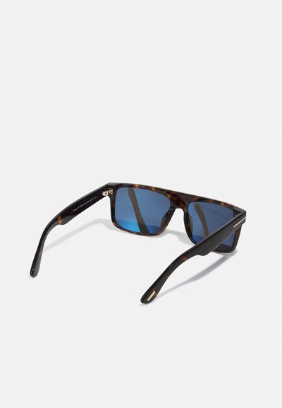 Ochelari de soare din material tartan cu lentile blue, rame din plastic, formă rectangulară și brate subțiri negre cu accente metalice.