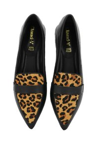 Ballerine in pelle nera con punta a punta, tomaia in stampa leopardata e una cinghia nera di accento. Realizzate in pelle autentica.