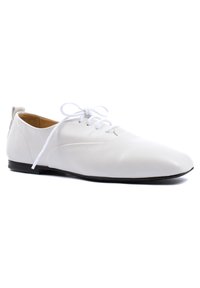 Scarpa in pelle bianca con finitura liscia, punta rotonda e design con lacci. Presenta una suola nera corta e un piccolo dettaglio sul tallone.