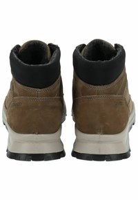 Zapatos de senderismo de cuero marrón con cuello de tobillo de tela negra, suela intermedia blanca resistente, suela de goma texturizada y detalles de costura en contraste.