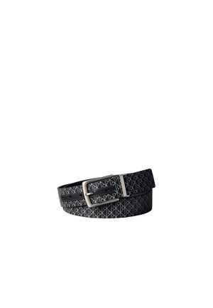 Cintura in pelle nera con fibbia rettangolare argentata e motivo geometrico bianco ripetuto sulla cinghia.