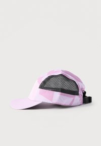 Καπέλο με μοτίβο σε αποχρώσεις λεβάντας και ροζ, με μαύρο δίχτυ αερισμού στο πλάι και ρυθμιζόμενο λουράκι στο πίσω μέρος, εμφανιζόμενο σε λευκό φόντο.