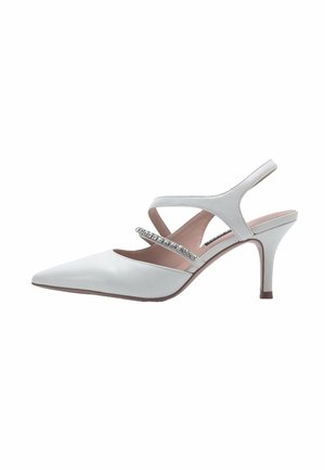 Chaussure à talon haut blanche à bout pointu avec bride arrière, composée de deux lanières croisées, dont une ornée de strass, texture en cuir lisse et talon fin.