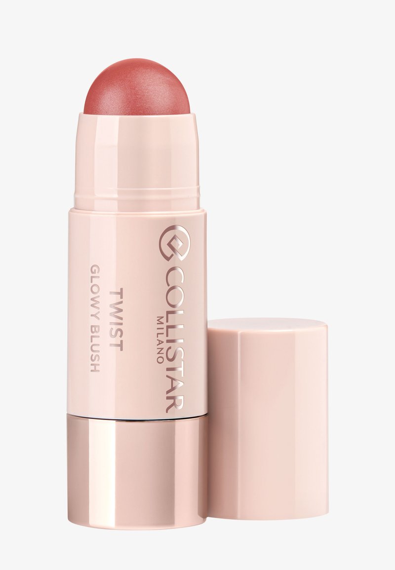 Collistar Glowy Blush in un contenitore twist-up; custodia rosa tenue, estremità arrotondata del blush, dettagli metallici, superficie liscia e marchio minimale.