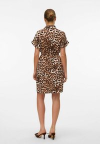 Vestito a maniche corte con stampa leopardata, vita aderente, design al ginocchio e tessuto leggero e morbido. Palette di colori marrone e beige.