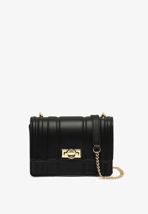 Borsa a tracolla nera in pelle con texture trapuntata, accessori in oro e tracolla a catena. Forma rettangolare con chiusura a clip.