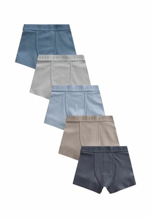 Fem par herre boxer briefs i blå, grå, lyseblå, beige og mørkegrå, arrangeret i en diagonal linje.