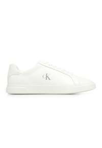 Białe skórzane sneakersy o gładkiej fakturze, płaskiej podeszwie i minimalistycznym designie. Posiadają subtelne szare logo po boku i sznurowane zapięcie z przodu.
