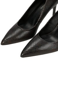 Zwarte hoge hakken met spitse neus, een gestructureerd slangenhuidpatroon en gladde zwarte binnenzolen.