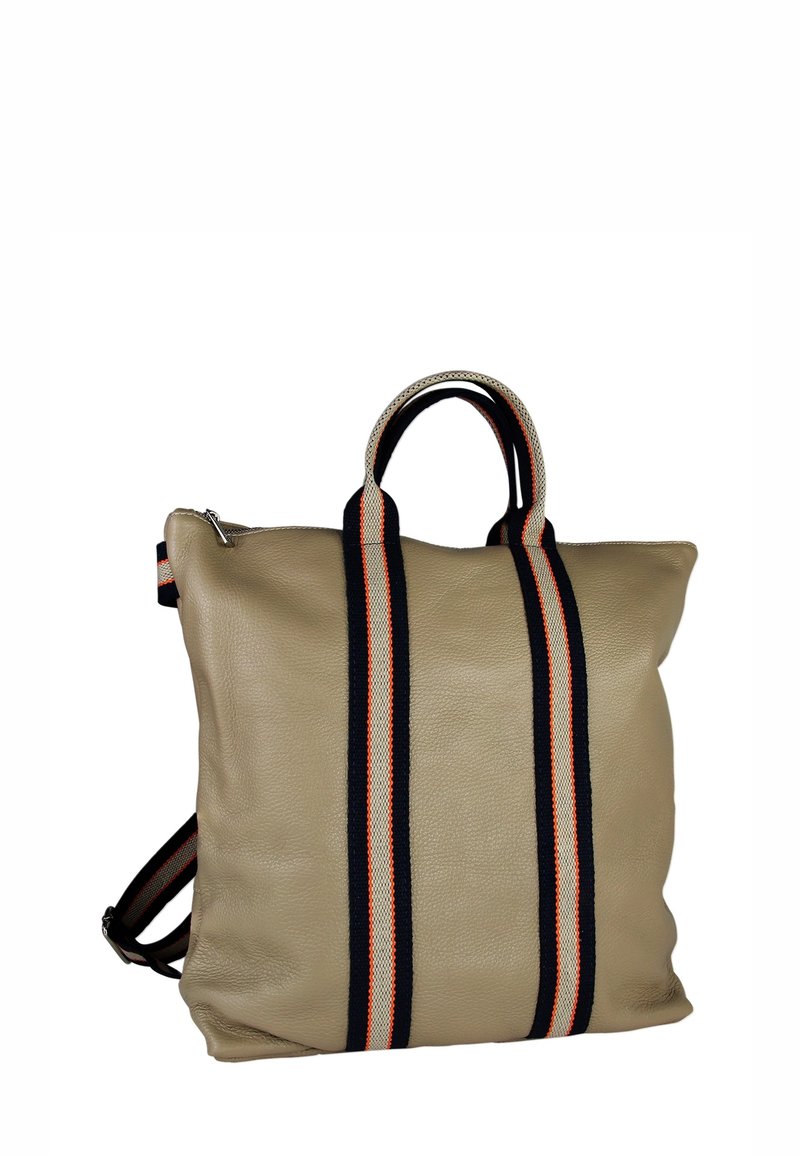 Sac à dos en cuir beige avec des rayures noires et orange doubles, doté de courtes poignées et d'une sangle d'épaule amovible. Texture lisse.