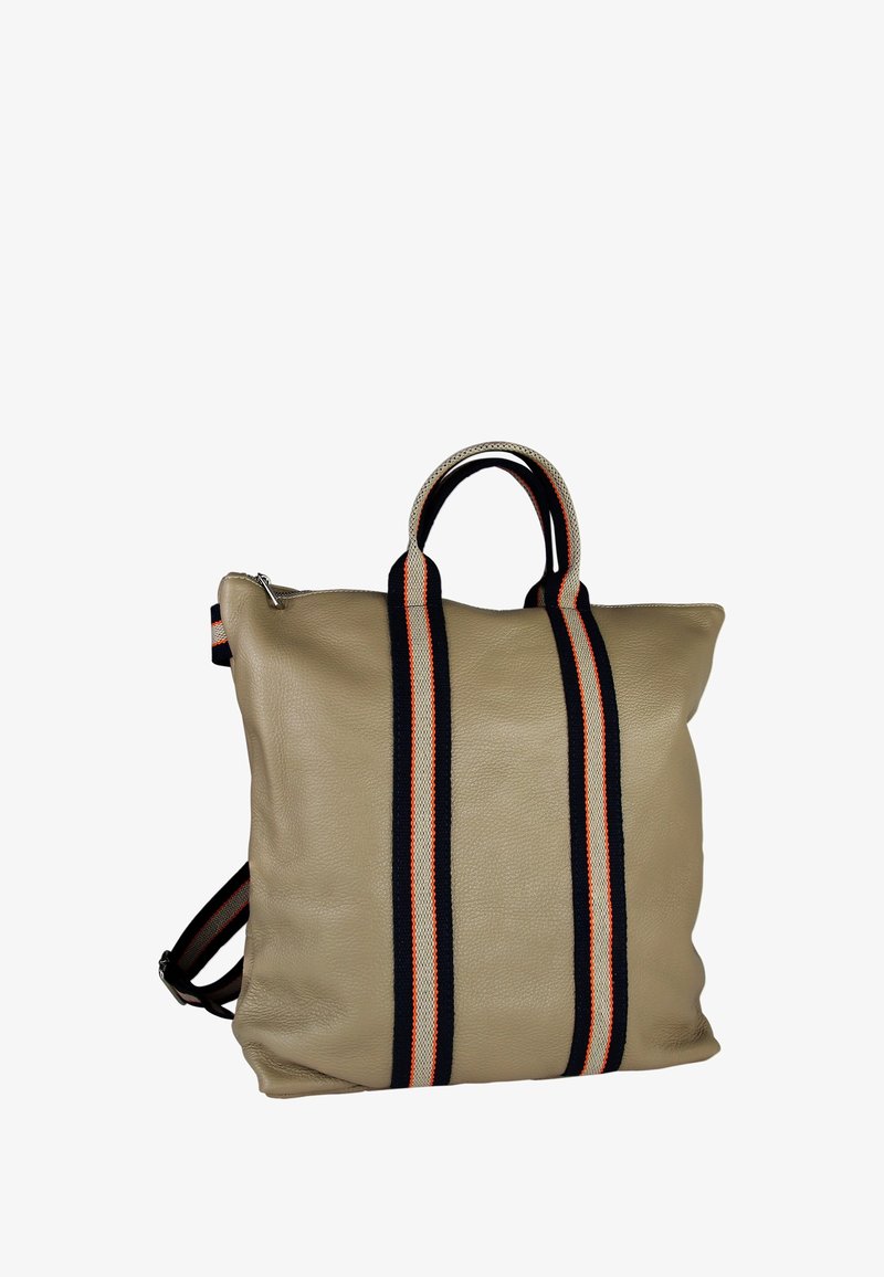 Sac à dos en cuir beige avec des rayures noires et orange doubles, doté de courtes poignées et d'une sangle d'épaule amovible. Texture lisse.