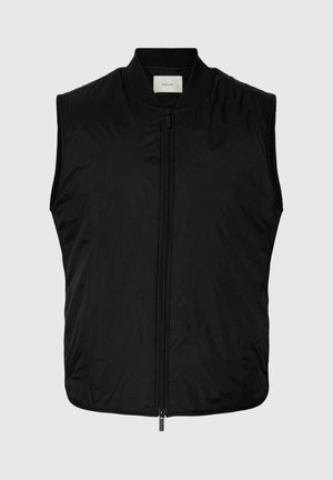 Gilet imbottito nero con colletto tondo, zip frontale e senza maniche. Il tessuto appare liscio con una sottile lucentezza. Design semplice, forma versatile.