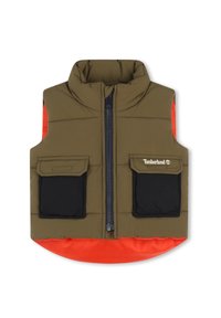Gilet matelassé avec col haut, corps principal vert olive, bord inférieur orange, poches noires et fermeture éclair sur le devant. Logo Timberland sur la poitrine.