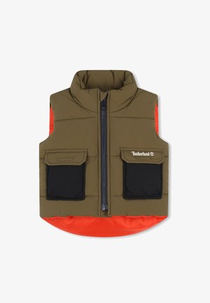 Gilet matelassé avec col haut, corps principal vert olive, bord inférieur orange, poches noires et fermeture éclair sur le devant. Logo Timberland sur la poitrine.