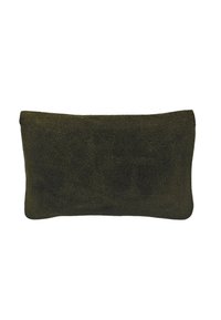 Pochette rectangulaire en daim vert foncé. Texture lisse avec un léger éclat. Design simple et épuré avec des bords arrondis.