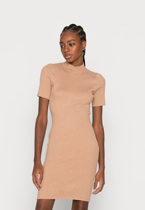 PERKIN NECK SHORT SLEEVE DRESS - Abito in maglia - camel