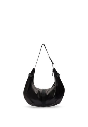 Schwarze, halbmondförmige Schultertasche mit verstellbarem Riemen und zentraler vertikaler Naht, auf weißem Hintergrund dargestellt.