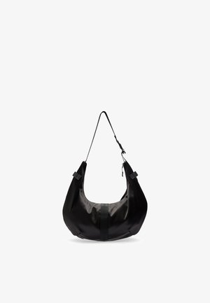 Sac d'épaule noir en forme de croissant avec bandoulière réglable et détail de couture verticale centrale, présenté sur fond blanc.