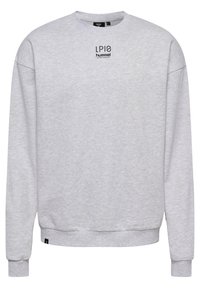 Sweatshirt léger gris clair à manches longues avec col ras du cou, logo noir "LPIE hummel SPORTSWEAR" sur la poitrine, et poignets et ourlet côtelés.