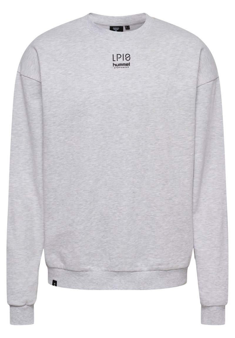 Sweatshirt léger gris clair à manches longues avec col ras du cou, logo noir "LPIE hummel SPORTSWEAR" sur la poitrine, et poignets et ourlet côtelés.