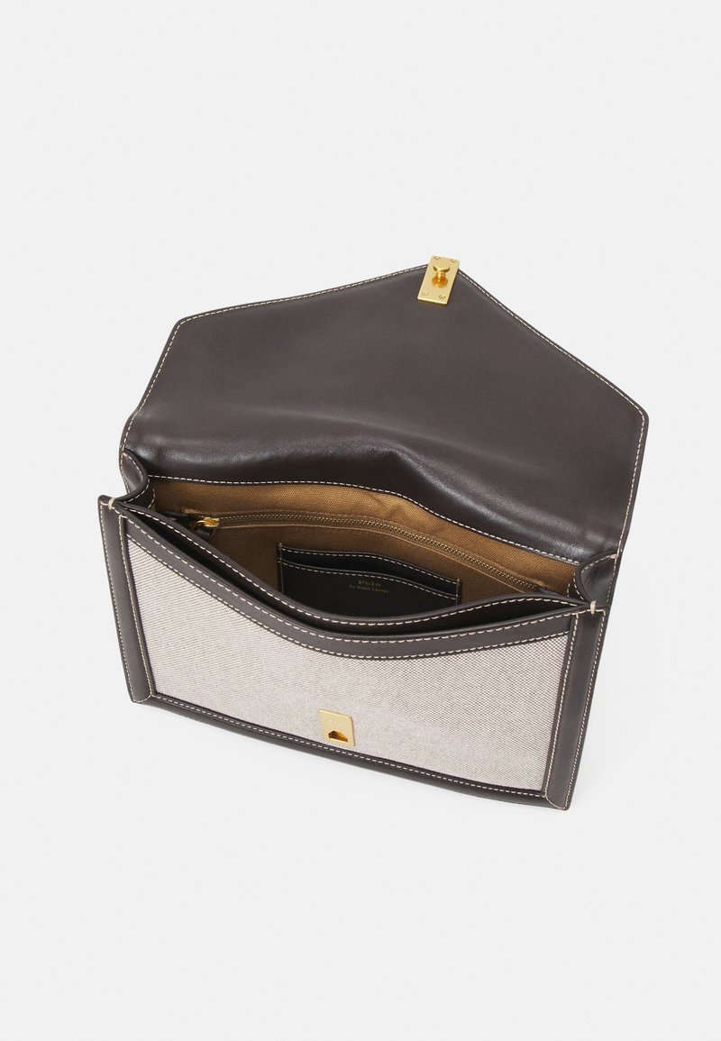 Skórzana i materiałowa kopertówka o ciemnobrązowym kolorze z beżowymi akcentami. Posiada złoty zamek i wewnętrzne kieszenie do przechowywania.